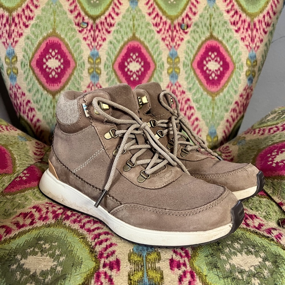 TOMS Women's Cascada Waterproof Nubuck Suede Ankle-High Sneaker